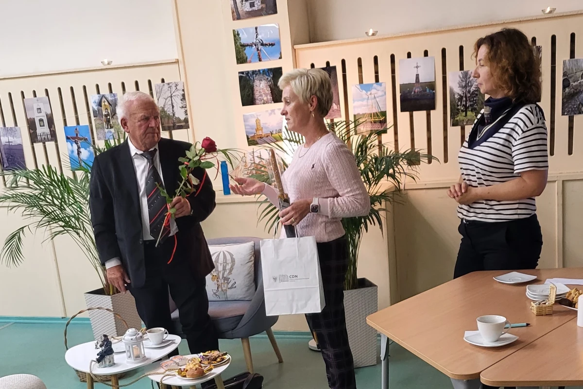 Fotografia przedstawia autora książek Andrzeja Wasilewskiego oraz dwóch pracowników biblioteki