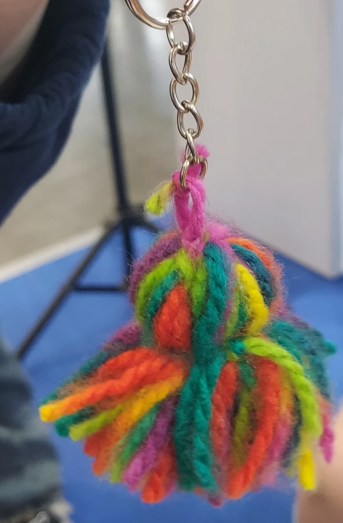 Na fotografii widzimy kolorowy Brelok