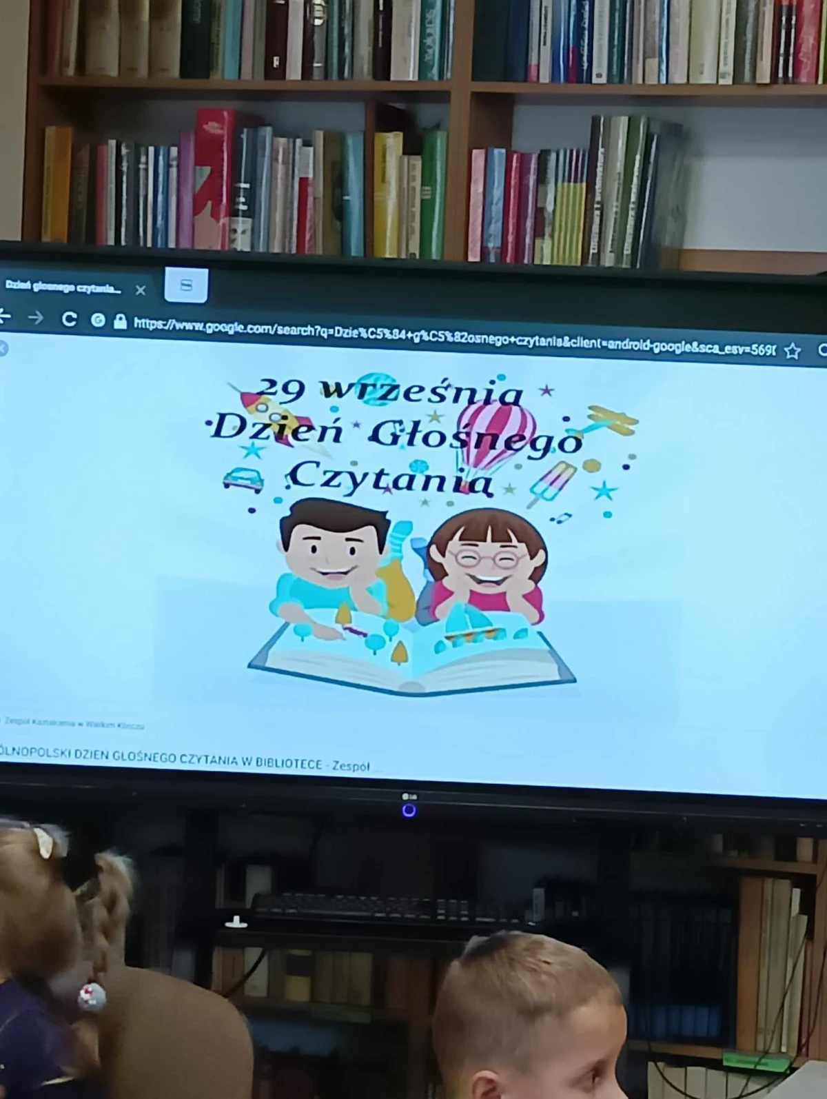 Na monitorze wyświetla się napis Ogólnopolski Dzień Głośnego Czytania