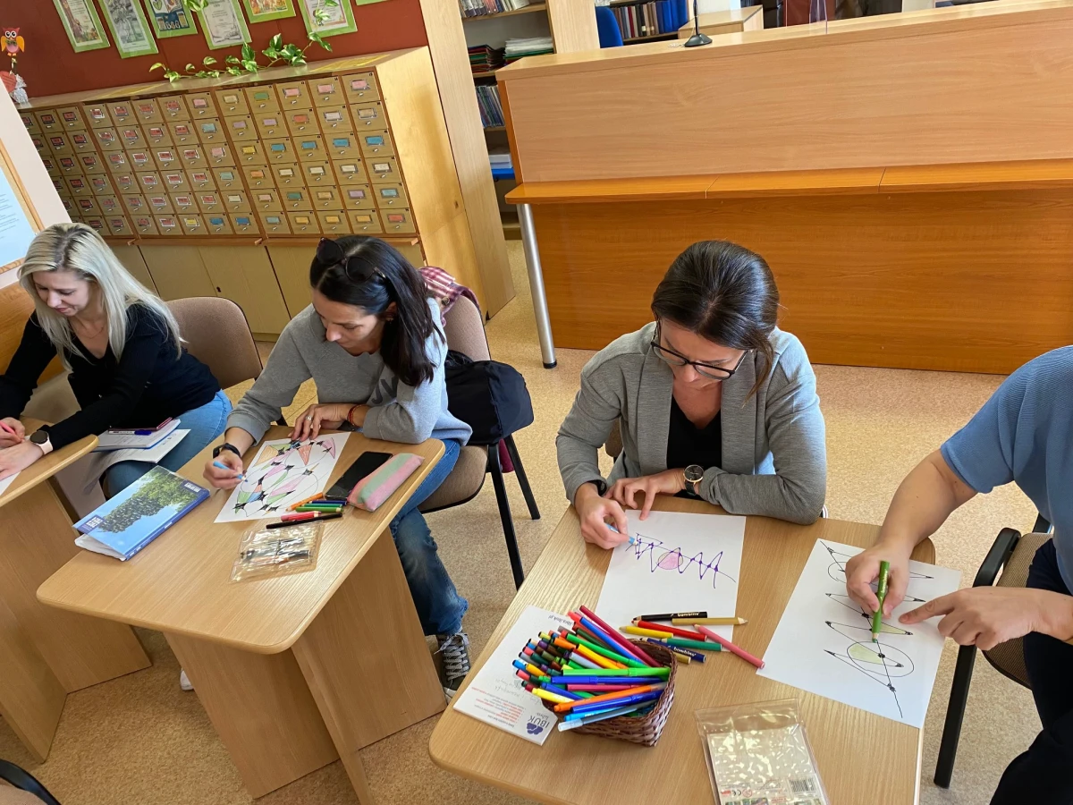 Nauczycielki siedzące przy stolikach w bibliotece
