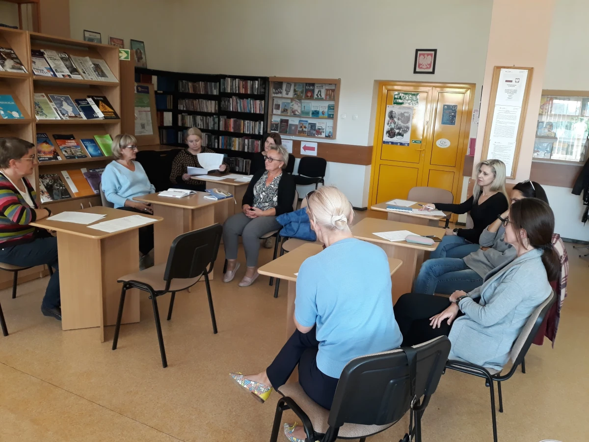 Nauczycielki siedzące przy stolikach w bibliotece