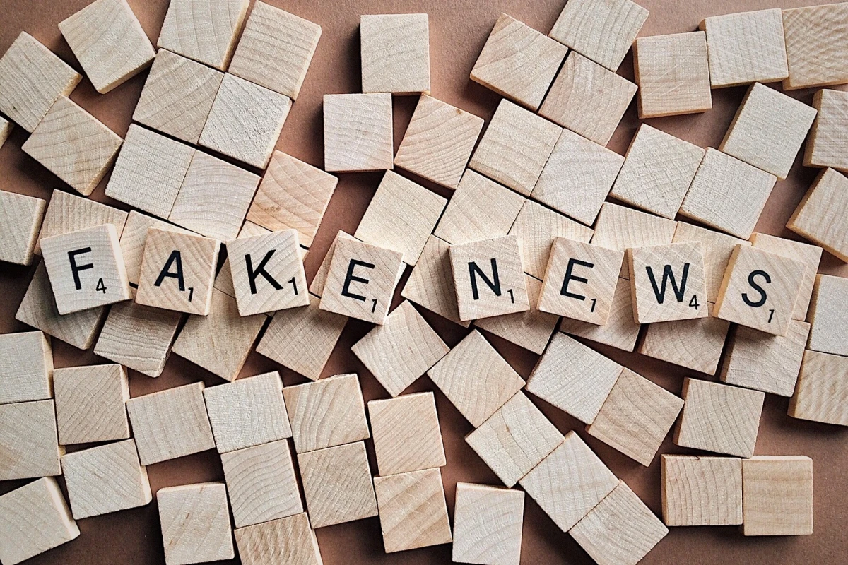 Rozsypane klocki oraz napis Fake News