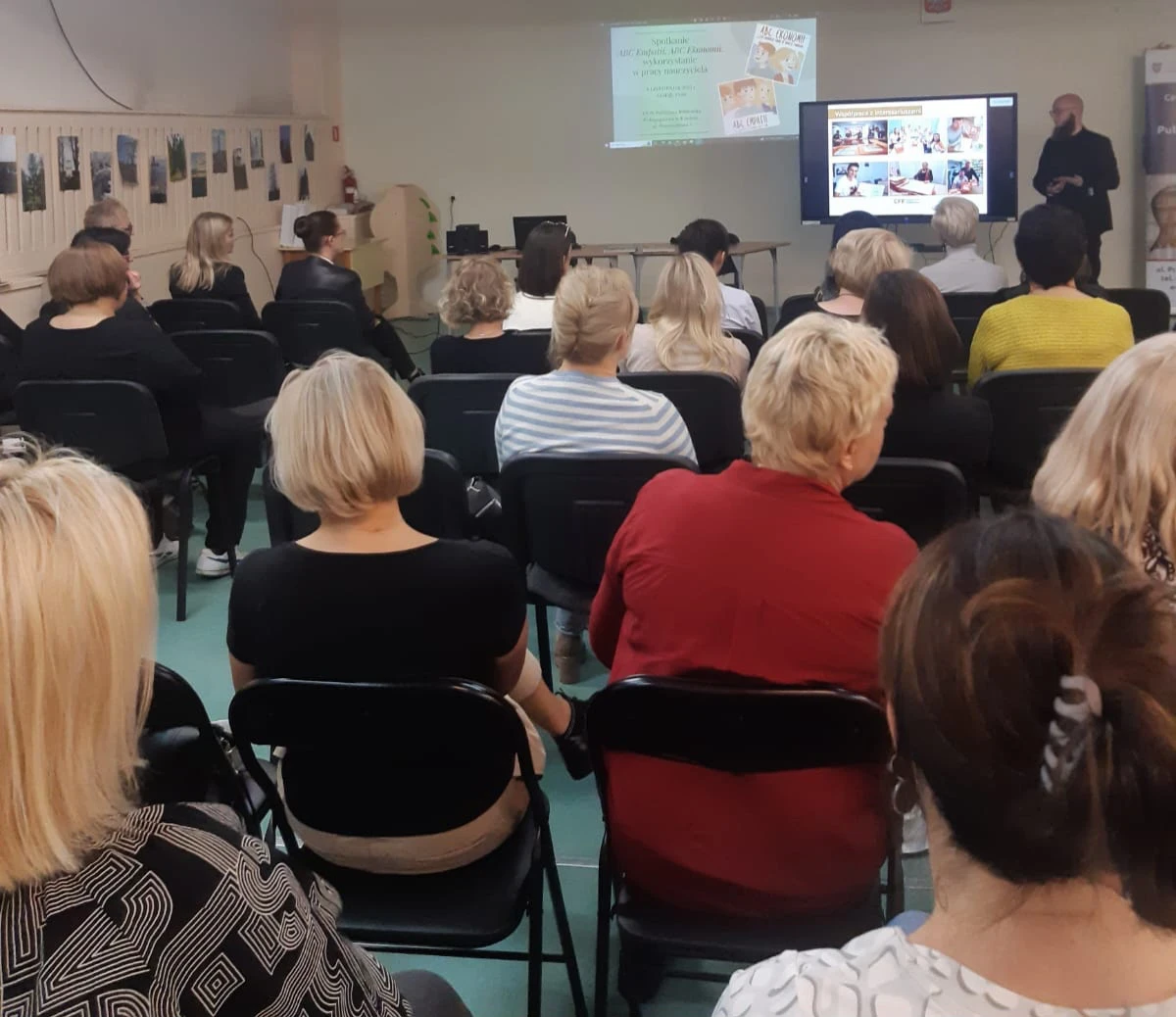 Uczestnicy spotkania „ABC Empatii, ABC Ekonomii: wykorzystanie w pracy nauczyciela”