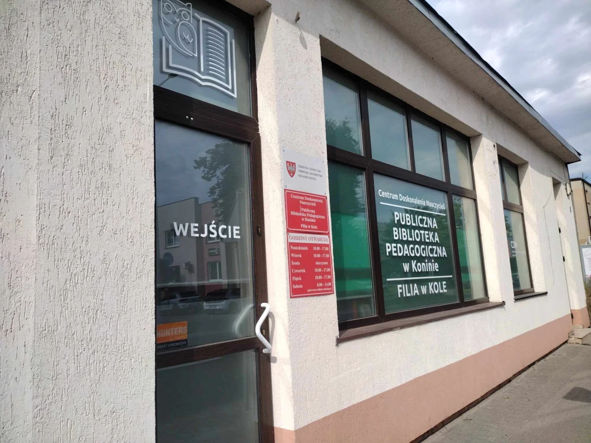 witryna wejściowa do filii biblioteki w Kole