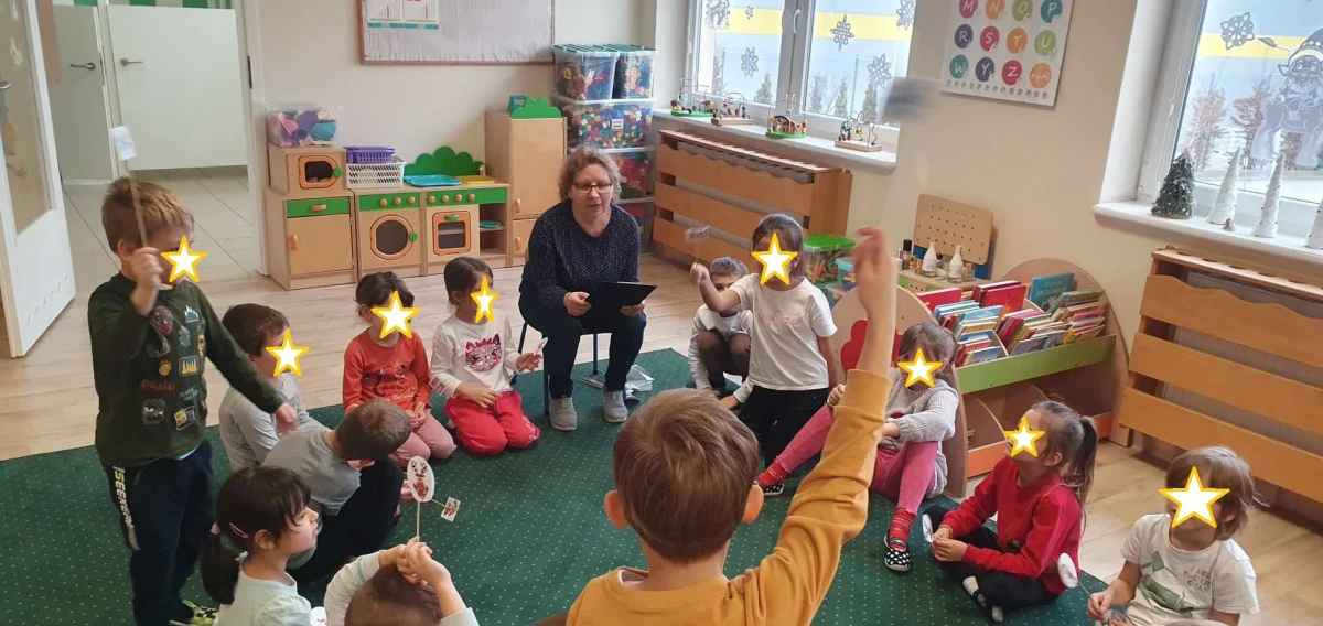 dzieci z ozdobami świątecznymi