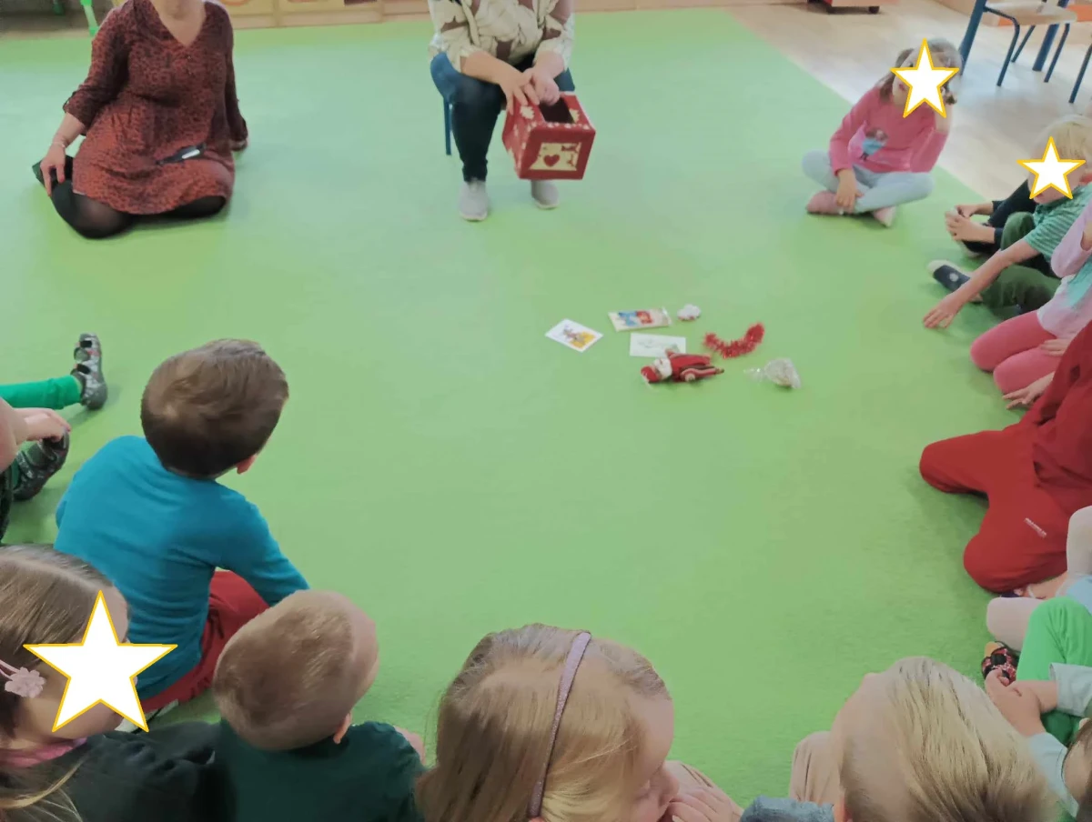 Dzieci wykonujące ozdoby świąteczne