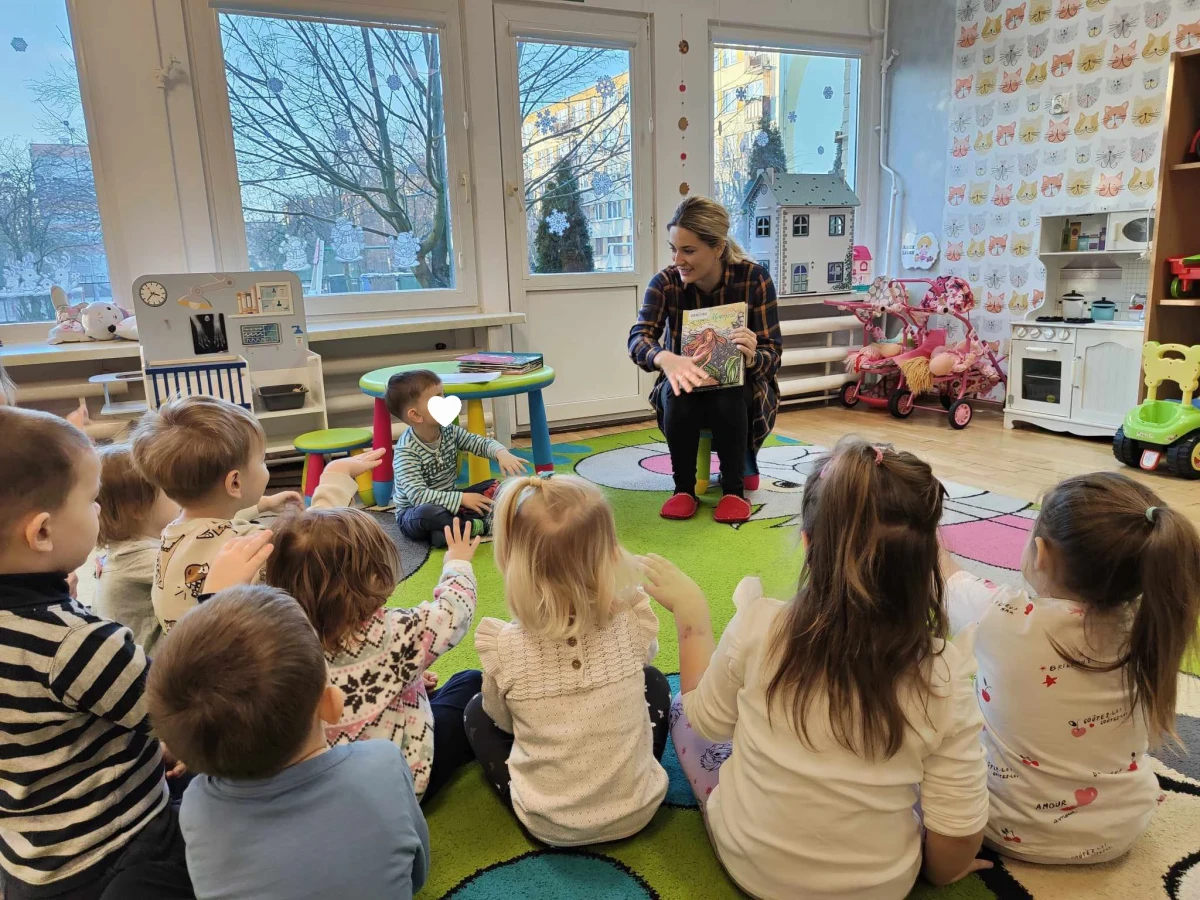 Dzieci uczestniczące w spotkaniu Z książką na Ty