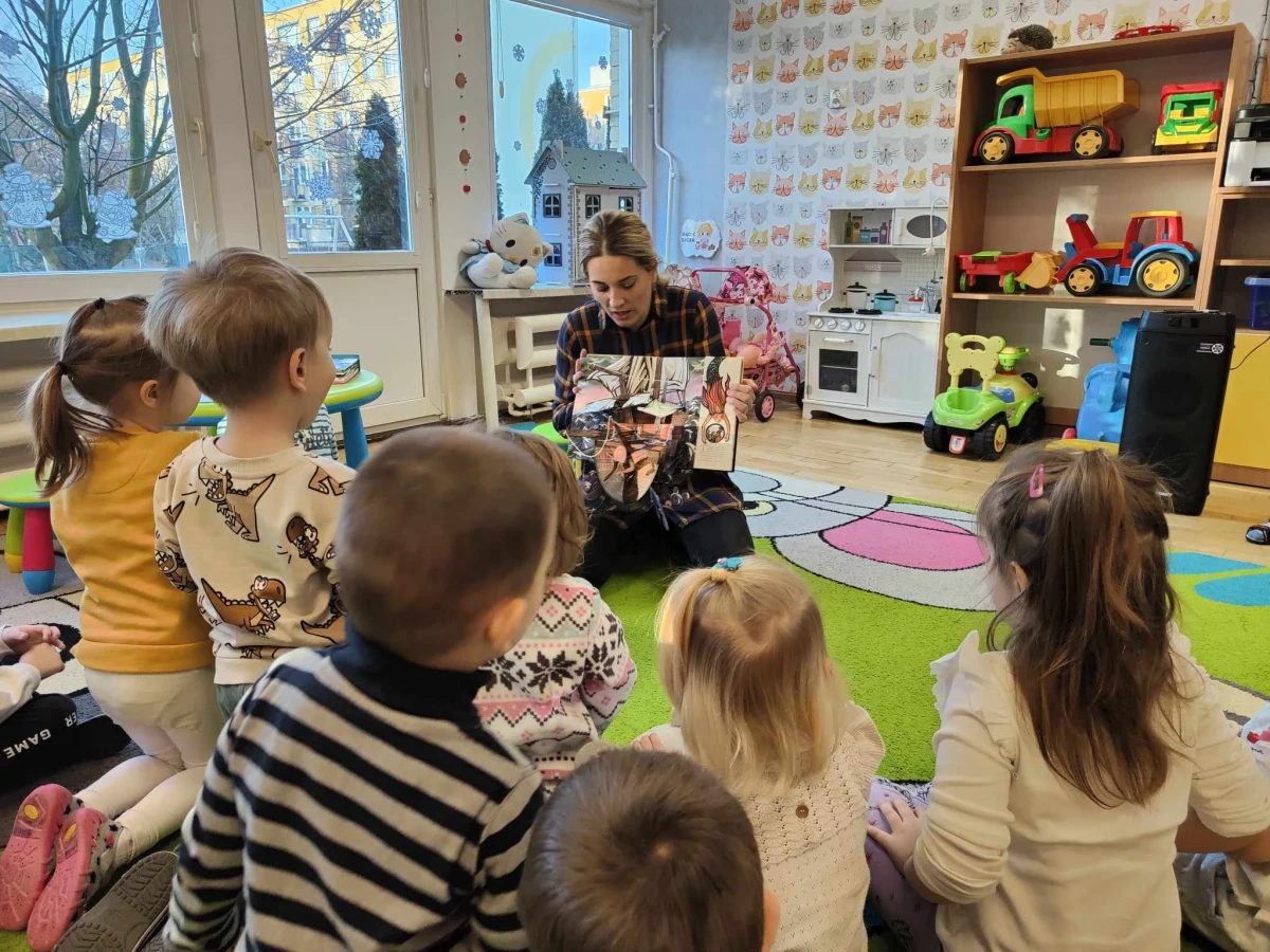 Dzieci uczestniczące w spotkaniu Z książką na Ty