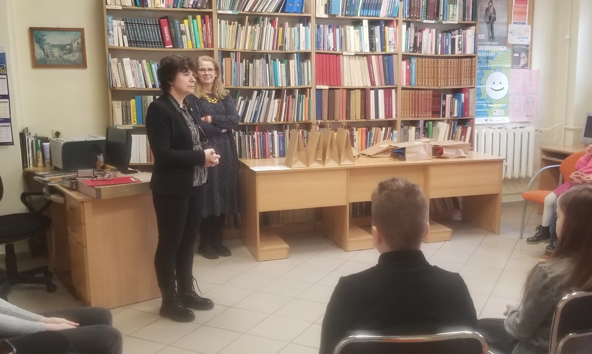 Prowadząca oraz uczestnicy rozdania nagród