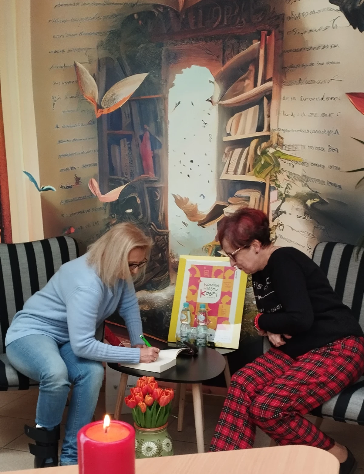 Małgorzata Lisińska podpisująca książkę czytelniczce