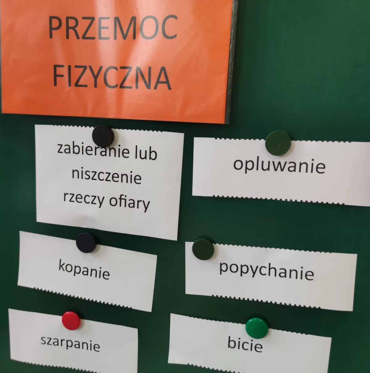 Materiały dydaktyczne na tablicy