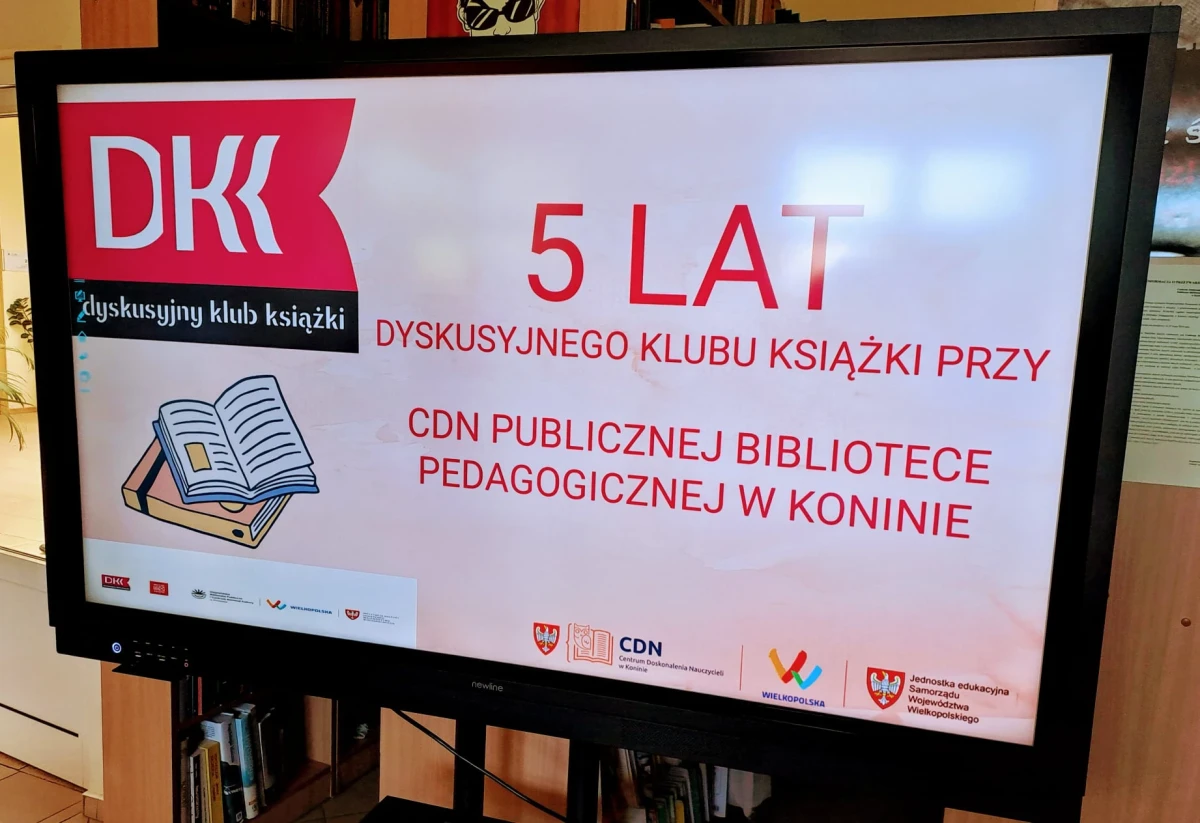 Na monitorze interaktywnym wyświetlany napis 5 Lat DKK