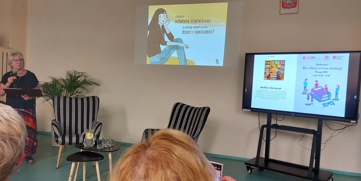 Slajdy wyświetlane na ścianie oraz tablicy multimedialnej.