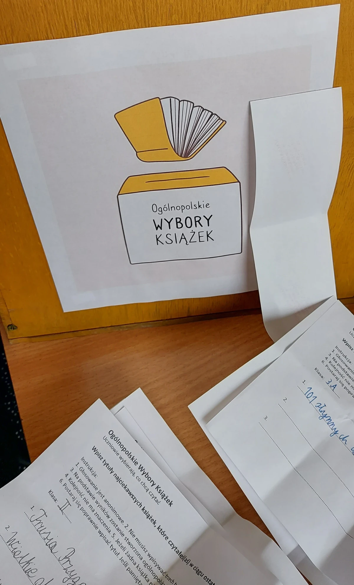 Plakat promujący  akcję czytelniczą „Ogólnopolskie Wybory Książek 2024”